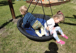 "Zabawy ruchowe na przedszkolnym placu zabaw" - Jasio i Alunia na bocianim gnieździe.